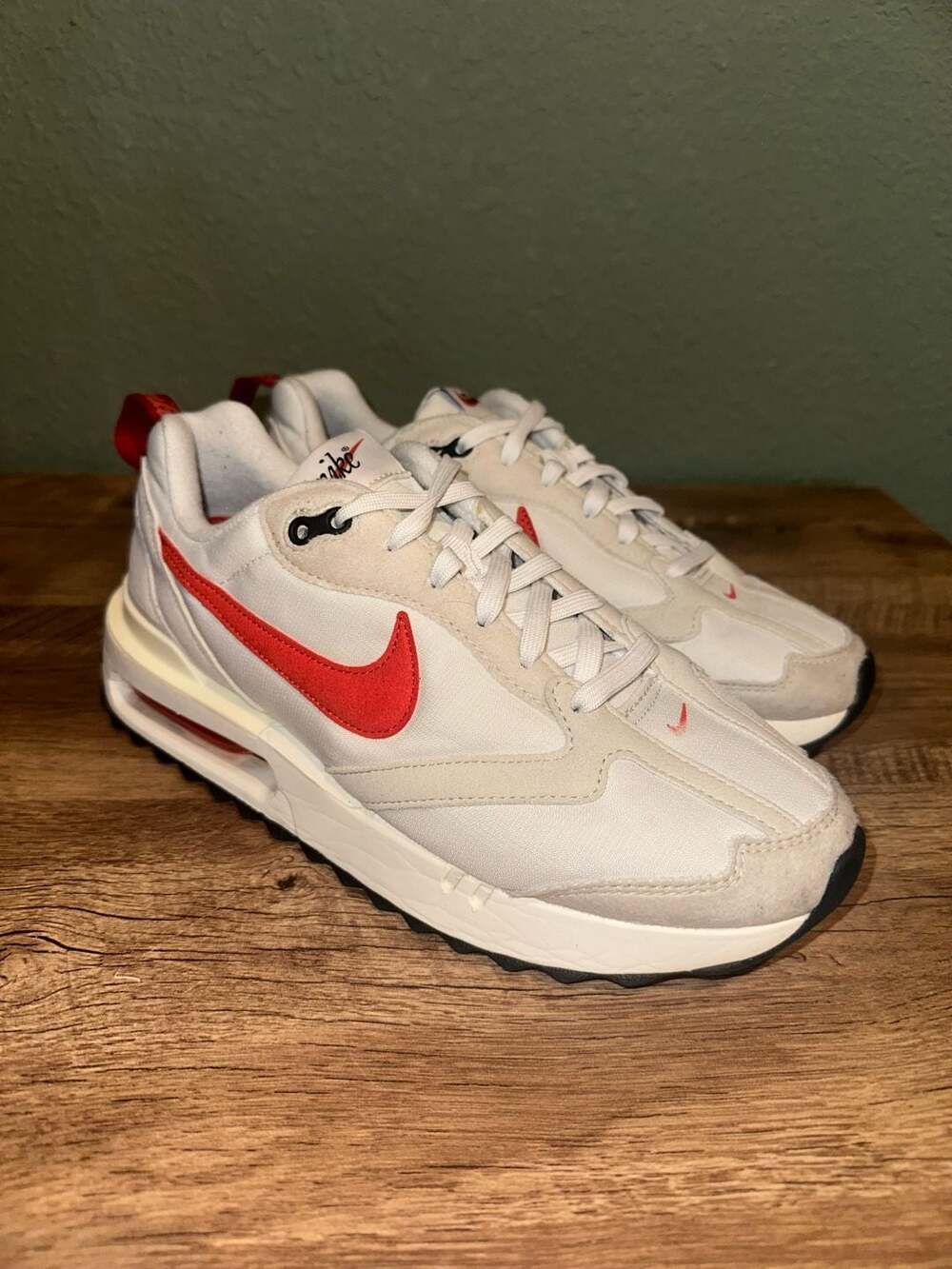 Nike Air Max Dawn Light Bone/University Red Sneakers